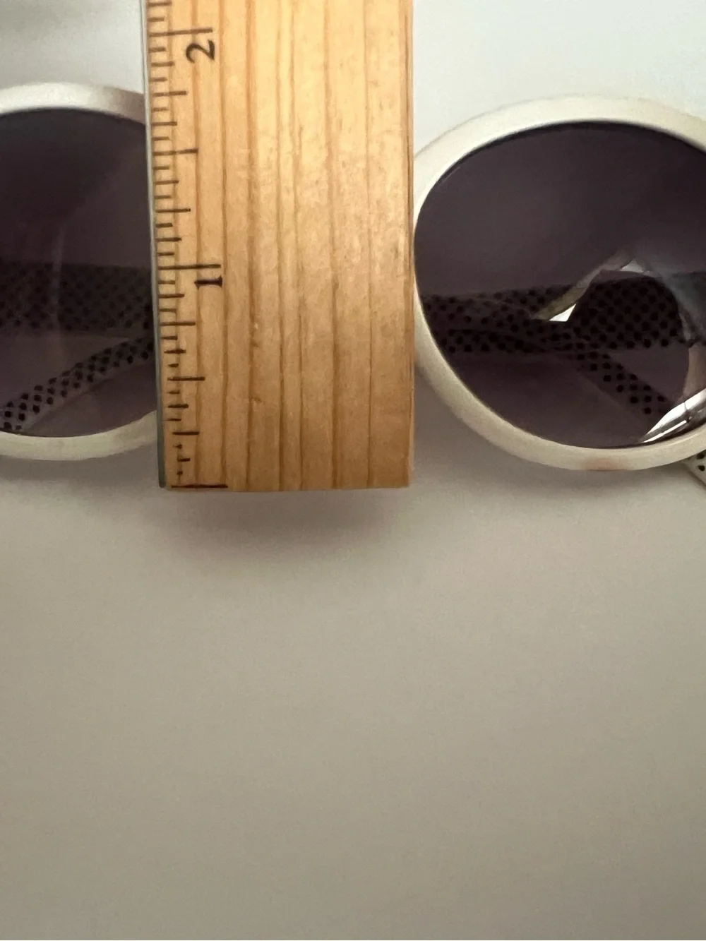 White Oval Sunglasses - Classic Women's Shades mod vintage Style